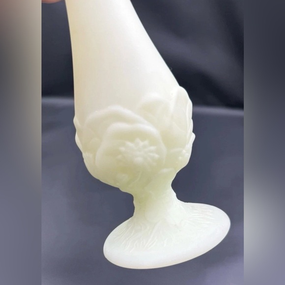 Fenton Vintage Uranium Bud Vase UV Reactive Custard Art Floral Glass Footed EUC - Picture 4 of 10